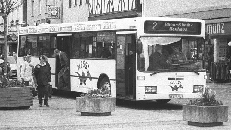 Die Nessi-Linie 2 im Jahr 2006 in der Bad Neustädter Innenstadt. Die Nessi-Linie 2 im Jahr 2006 in der Bad Neustädter Innenstadt.