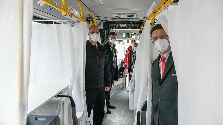 Anlasslos und ohne Terminvergabe können sich die Bürgerinnen und Bürger im umgebauten Bus testen lassen. Anlasslos und ohne Terminvergabe können sich die Bürgerinnen und Bürger im umgebauten Bus testen lassen.