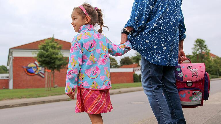 Den Fußweg zur Schule sollten Eltern am Anfang gemeinsam mit ihrem Kind ablaufen. Den Fußweg zur Schule sollten Eltern am Anfang gemeinsam mit ihrem Kind ablaufen.