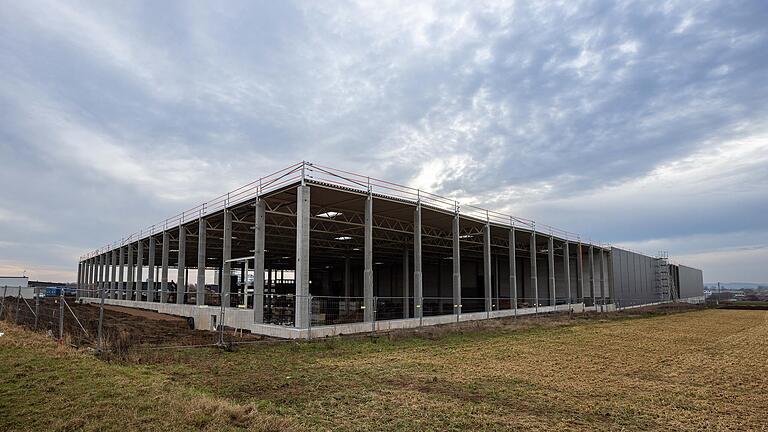 Weit fortgeschritten sind die Arbeiten am neuen Industrie- und Dienstleistungszentrum des Logistikunternehmens Schäflein im Industriegebiet An der Mönchstockheimer Straße in Gerolzhofen. Im März beginnt der Innenausbau in der ersten Halle, bis Ende Mai sind alle Hallen komplett eingerichtet. Weit fortgeschritten sind die Arbeiten am neuen Industrie- und Dienstleistungszentrum des Logistikunternehmens Schäflein im Industriegebiet An der Mönchstockheimer Straße in Gerolzhofen. Im März beginnt der Innenausbau in der ersten Halle, bis Ende Mai sind alle Hallen komplett eingerichtet.