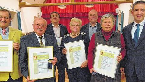 Beim Neujahrsempfang der Gemeinde Hafenlohr ausgezeichnet: Bürgermeister Thorsten Schwab (rechts) würdigte das Engagement für die Gemeinde von (von links) Franz Riedmann, Ludwig Steininger, Armin Richartz, Rita Dürr, Leo Fischer und Monika Beck.