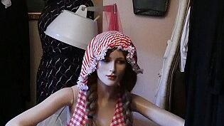 Wäre sie keine Puppe, dann drohte es dieser Dame, vom Putz erschlagen zu werden. Wäre sie keine Puppe, dann drohte es dieser Dame, vom Putz erschlagen zu werden.
