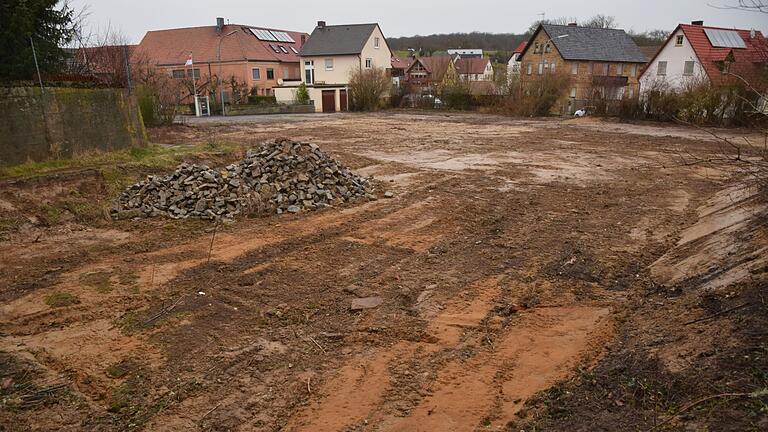 Der vor zwei Wochen eingeebnete ehemalige Schulplatz in Schallfeld soll zum Tag der offenen Gartentür am 28. Juni mit Gras und Blumen angesät werden. Der vor zwei Wochen eingeebnete ehemalige Schulplatz in Schallfeld soll zum Tag der offenen Gartentür am 28. Juni mit Gras und Blumen angesät werden.