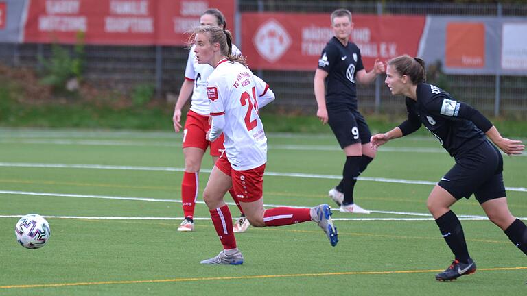 Laura Gerst (links), hier im Oktober im Spiel der Würzburger Kickers gegen den FC Stern München, erzielte in Bad Aibling den späten Anschlusstreffer zum 1:2 bei der ersten Saisonniederlage. Laura Gerst (links), hier im Oktober im Spiel der Würzburger Kickers gegen den FC Stern München, erzielte in Bad Aibling den späten Anschlusstreffer zum 1:2 bei der ersten Saisonniederlage.