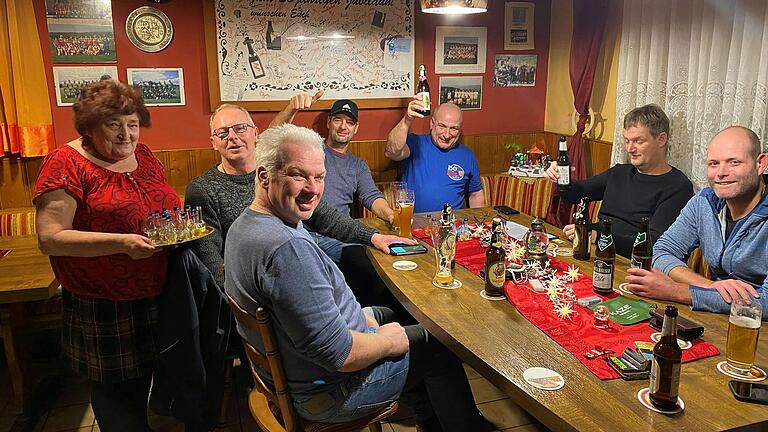 Emma Amend in ihrer Kultkneipe &quot;Zur Emma&#39;s Ruh&quot; in Halsbach mit Stammgästen aus Wiesenfeld.