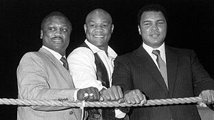 Box-Legende George Foreman gestorben       -  George Foreman zwischen Frazier und Ali.