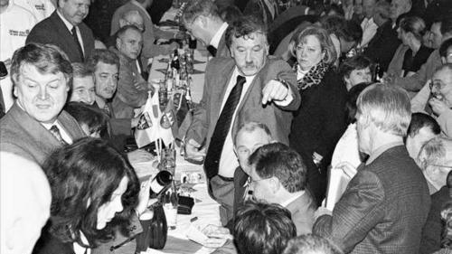 Einen Tag lang unter Strom: 24 Jahre lang trug Hans Mock (Zweiter von rechts) die Hauptverantwortung für die politische Veranstaltung in Oberwerrn. Mit Einsatz und kleinen Tricks schaffte er es, die politische Prominenz des Landes in die unterfränkische Provinz zu holen. Er gibt sein Amt nun ab. - Einen Tag lang unter Strom: 24 Jahre lang trug Hans Mock (Zweiter von rechts) die Hauptverantwortung für die politische Veranstaltung in Oberwerrn. Mit Einsatz und kleinen Tricks schaffte er es, die politische Prominenz des Landes in die unterfränkische Provinz zu holen. Er gibt sein Amt nun ab. Einen Tag lang unter Strom: 24 Jahre lang trug Hans Mock (Zweiter von rechts) die Hauptverantwortung für die politische Veranstaltung in Oberwerrn. Mit Einsatz und kleinen Tricks schaffte er es, die politische Prominenz des Landes in die unterfränkische Provinz zu holen. Er gibt sein Amt nun ab. - Einen Tag lang unter Strom: 24 Jahre lang trug Hans Mock (Zweiter von rechts) die Hauptverantwortung für die politische Veranstaltung in Oberwerrn. Mit Einsatz und kleinen Tricks schaffte er es, die politische Prominenz des Landes in die unterfränkische Provinz zu holen. Er gibt sein Amt nun ab.