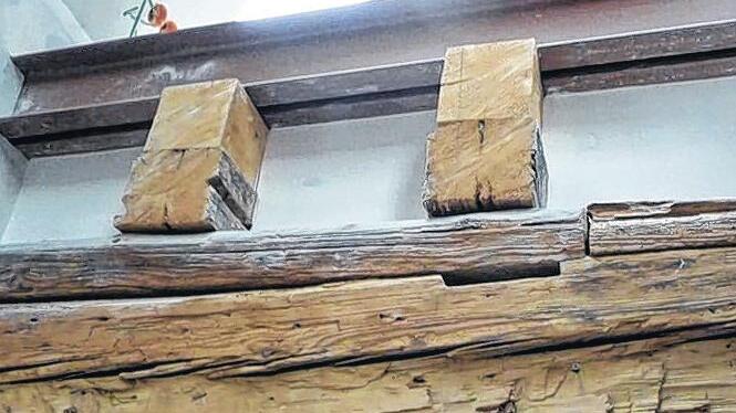 Sichtbare Baugeschichte: Mehrfach wurde das Haus im Laufe seines Bestehens umgebaut und verändert. Alte Holzbalken und moderne Stahlträger wirken hier zusammen.