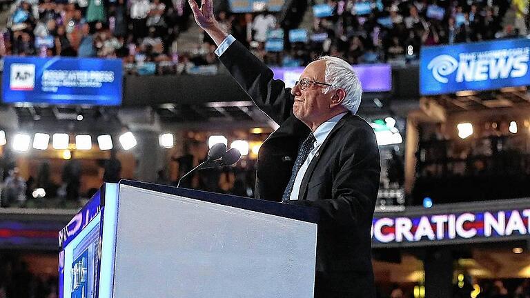 DNC in Philadelphia 2016 - Bernie Sanders, dem unterlegenen Kandidaten bei den Vorwahlen der Demokraten, gehörten beim Nominierungskonvent in Philadelphia die Sympathien. Er rief die Delegierten auf, Hillary Clinton zu unterstützen – um den Republikaner Donald Trump als US-Präsident zu verhindern. DNC in Philadelphia 2016 - Bernie Sanders, dem unterlegenen Kandidaten bei den Vorwahlen der Demokraten, gehörten beim Nominierungskonvent in Philadelphia die Sympathien. Er rief die Delegierten auf, Hillary Clinton zu unterstützen – um den Republikaner Donald Trump als US-Präsident zu verhindern.