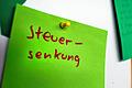 Union und SPD fordern Steuersenkungen       -  Ein Zettel mit der Aufschrift &bdquo;Steuersenkung&ldquo; &ndash; gesehen an einer Pinnwand auf einem Flur im sächsischen Landtag in Dresden.