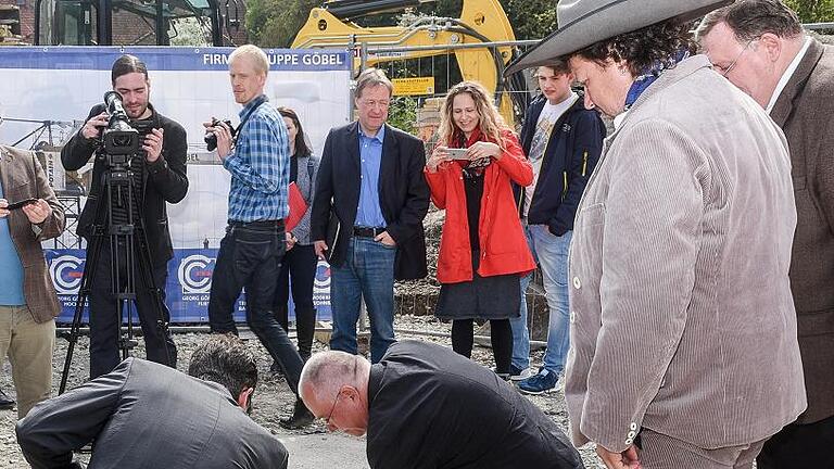 OB Christian Schuchardt und Umweltreferent Wolfgang Kleiner versenkten bei der Grundsteinlegung die große Kupferrolle im Boden.