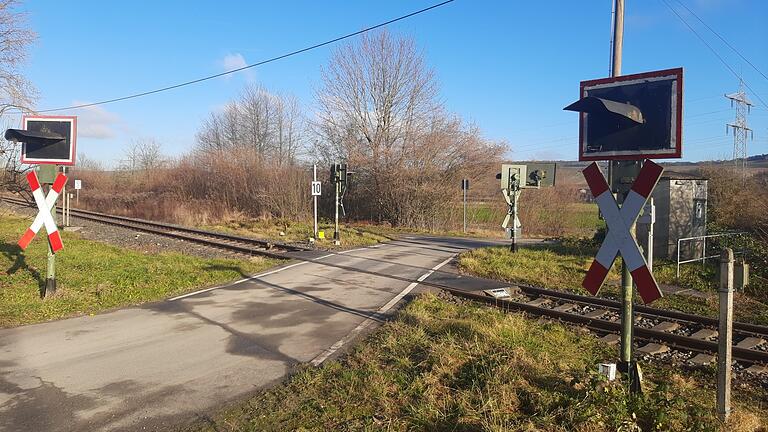 Der Bahnübergang der Straße neben dem Leintalsgraben im Tauberbischofsheimer Stadtteil Impfingen bleibt voraussichtlich bestehen und wird ausgebaut. Bis 2024 müssen die technischen Sicherungen erneuert und die kreuzende Straße verbreitert werden.