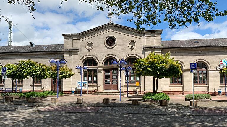 'Der ideale Ort für ein solches Vorhaben', sagt Unternehmer Gunther Wobser über den renovierungsbedürftigen Bahnhof in Lauda. Hier soll die Brainstation entstehen: ein Innovationszentrum mit Co-Working-Bereich, Kreativorten, Café, Boardinghouse, Technologiemuseum, Büroflächen und modernen Futurelabs. 'Der ideale Ort für ein solches Vorhaben', sagt Unternehmer Gunther Wobser über den renovierungsbedürftigen Bahnhof in Lauda. Hier soll die Brainstation entstehen: ein Innovationszentrum mit Co-Working-Bereich, Kreativorten, Café, Boardinghouse, Technologiemuseum, Büroflächen und modernen Futurelabs.