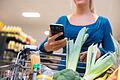 Viele Supermarkt-Ketten haben eigene Apps im Angebot.jpeg       -  Wer eine Supermarkt-App nutzt, kann leichter Angebote finden und so Geld sparen - dafür gibt man aber auch oft sensible Daten preis.