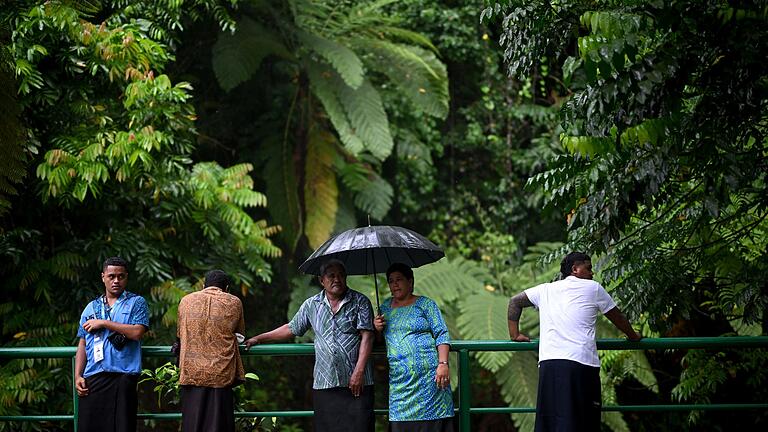 Britisches Königspaar in Samoa - Im Nationalpark O Le Pupu-Puʿe warteten royale Fans auf den König. Britisches Königspaar in Samoa - Im Nationalpark O Le Pupu-Puʿe warteten royale Fans auf den König.