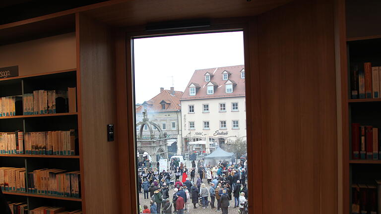 Von innen haben Besucherinnen und Besucher einen guten Blick auf den Marktplatz. - Von innen haben Besucherinnen und Besucher einen guten Blick auf den Marktplatz. Von innen haben Besucherinnen und Besucher einen guten Blick auf den Marktplatz. - Von innen haben Besucherinnen und Besucher einen guten Blick auf den Marktplatz.