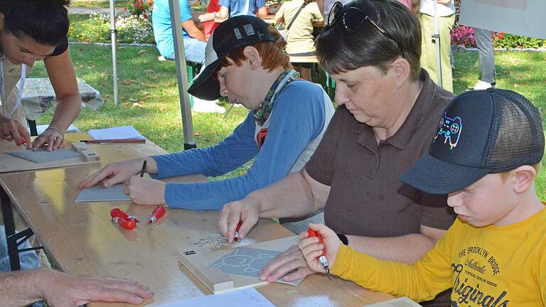 Beim Weltkindertag in Bad Königshofen wurde unter anderem ein Linoldruck-Workshop angeboten, der sehr gut angenommen wurde. Eine Idee des 'Aller Land'-Projekts.