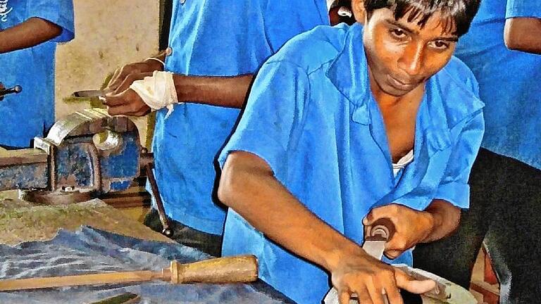 1000 Euro: Der Eine-Welt-Verein Esperanza in Gemünden unterstützt ein Projekt, das ehemaligen Kindersoldaten hilft, mit 1000 Euro. Das Foto zeigt das Ausbildungszentrum Negombo in Sri Lanka, in dem ehemalige Kindersoldaten betreut werden. 1000 Euro: Der Eine-Welt-Verein Esperanza in Gemünden unterstützt ein Projekt, das ehemaligen Kindersoldaten hilft, mit 1000 Euro. Das Foto zeigt das Ausbildungszentrum Negombo in Sri Lanka, in dem ehemalige Kindersoldaten betreut werden.