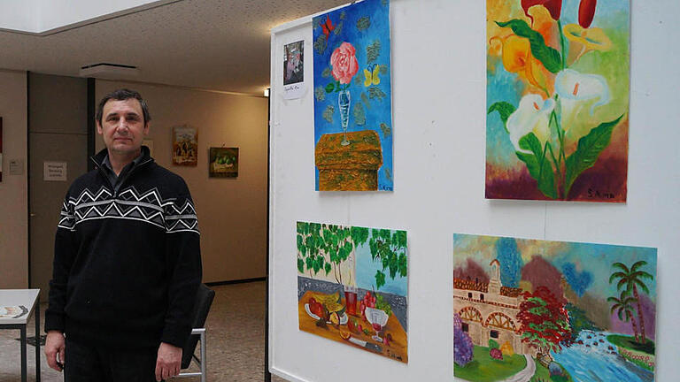 Wladimir Renner zeigt Bilder seiner Schüler im Landratsamt. Foto: Landratsamt Bad Kissingen - Wladimir Renner zeigt Bilder seiner Schüler im Landratsamt. Foto: Landratsamt Bad Kissingen Wladimir Renner zeigt Bilder seiner Schüler im Landratsamt. Foto: Landratsamt Bad Kissingen - Wladimir Renner zeigt Bilder seiner Schüler im Landratsamt. Foto: Landratsamt Bad Kissingen