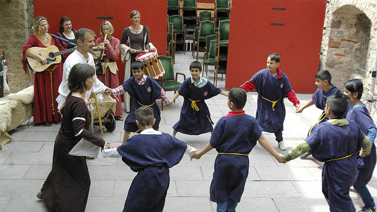 Tanzen zu den Minneliedern des Mittelalters ist bei allen Kindern beliebt. Fotos: Winfried Ehling - Tanzen zu den Minneliedern des Mittelalters ist bei allen Kindern beliebt. Fotos: Winfried Ehling Tanzen zu den Minneliedern des Mittelalters ist bei allen Kindern beliebt. Fotos: Winfried Ehling - Tanzen zu den Minneliedern des Mittelalters ist bei allen Kindern beliebt. Fotos: Winfried Ehling