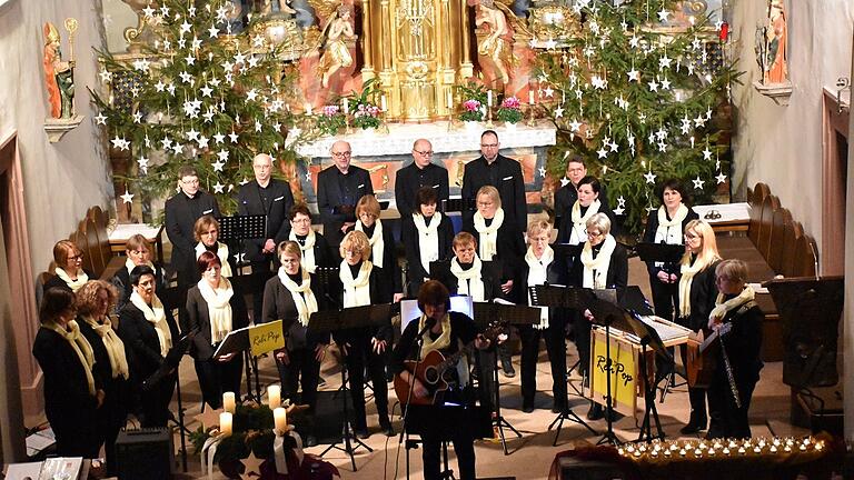 An Gospelmusik erinnernd, animierte der Chor 'ReliPop' die Zuhörer in der vollbesetzten Pfarrkirche zum rhythmischen Mitklatschen.