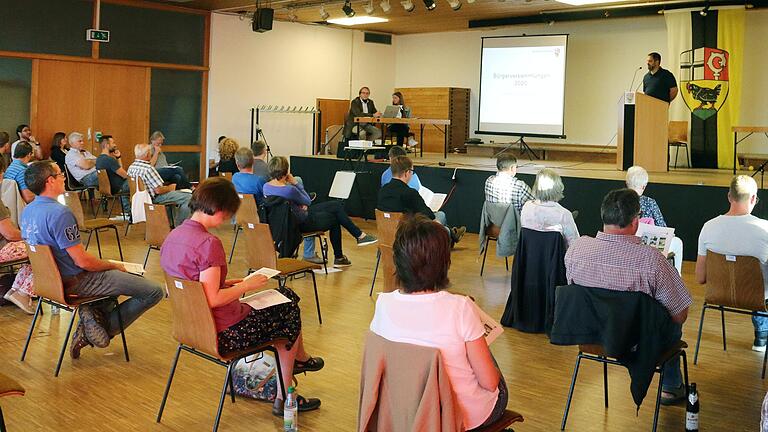 Bürgerversammlung mit Abstand im Pfarrhaus in Üchtelhausen. Bürgerversammlung mit Abstand im Pfarrhaus in Üchtelhausen.