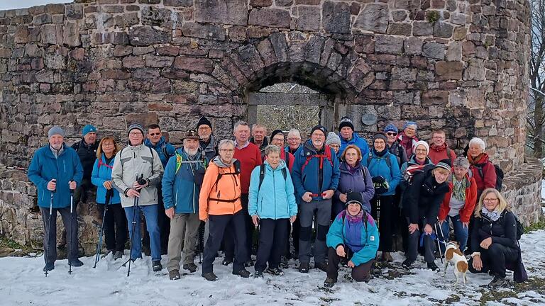 Frühjahrswandergruppe mit Rast auf der Burgruine Osterburg.