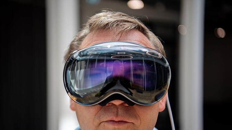 Das Display der Vision Pro zeigt die Augenpartie der Träger an       -  Wenn die Vision Pro andere Menschen in der Nähe erkennt, zeigt sie die Augenpartie der Träger an, samt Blinzeln. Das soll die Technologie menschlicher machen.