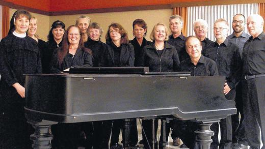 Konzert mit synagogaler Chor- und Orgelmusik       -  (iwi)   &bdquo;Lobet den Herrn in seinem Heiligtum&ldquo; lautet der Titel eines Konzerts mit synagogaler Chor- und Orgelmusik innerhalb der Jüdischen Kulturtage am Freitag, 18. Oktober, um 20 Uhr (nicht 19.30 Uhr wie im Flyer angekündigt) in der Herz-Jesu-Stadtpfarrkirche. Ausführende sind der JuLifa-Chor, Brigitte Ascherl (Sopran), Ute Stibor (Klavier) und der Konzertorganist Martin Forciniti (Kassel); die Leitung hat Stadtkantor Burkhard Ascherl. Auf dem Programm stehen neben dem bekannten 150. Psalm &bdquo;Lobet den Herrn in seinem Heiligtum&ldquo; weitere Psalmvertonungen von Louis Lewandowski, Dov Charmel und Tzvi Avni. Brigitte Ascherl wird unter anderem mit &bdquo;L'dor Vador&ldquo; von Meir Finkelstein zu hören sein. Martin Forciniti, der an den Musikhochschulen in Detmold und Düsseldorf studierte und unter anderem an der Universität Kassel künstlerisches Orgelspiel unterrichtet, spielt zwischen den Chorstücken Orgelwerke von Moritz Deutsch, Josef Löw (Elegie, Impromptu, Romanze und Träumerei) und Karel Salomon (Orgelstücke auf traditionellen Melodien basierend). Karten gibt es an der Abendkasse ab 19.30 Uhr.