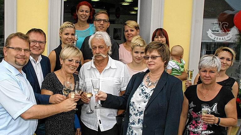 Glückwunsch: Bürgermeister Werner Knaier gratulierte Brigitte und Hannes Albersdörfer (vorne von links) sowie der Belegschaft des Frisörsalons zum 25. Firmenjubiläum. Glückwunsch: Bürgermeister Werner Knaier gratulierte Brigitte und Hannes Albersdörfer (vorne von links) sowie der Belegschaft des Frisörsalons zum 25. Firmenjubiläum.