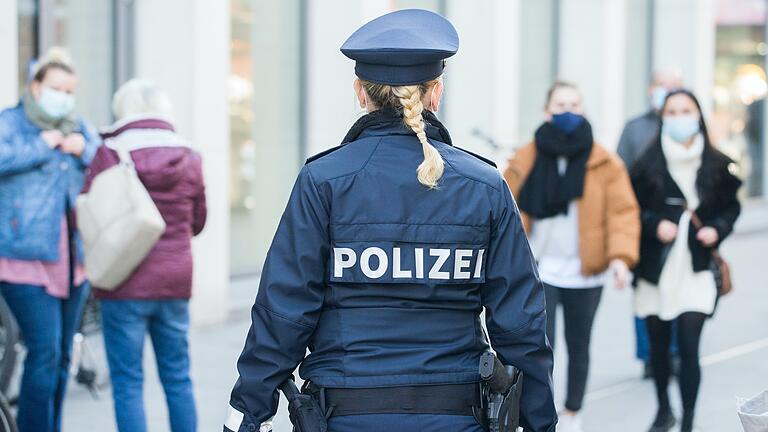 Eine Beamtin der Würzburger Polizei patrouilliert durch die Innenstadt.