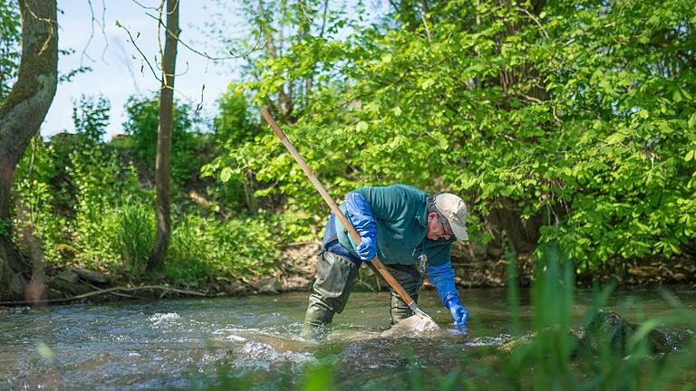 Wasserproben werden an der Streu bei Ostheim entnommen.&nbsp;