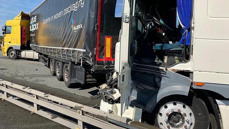 Drei Lastwagen fuhren am Montagvormittag auf der A 3 bei Wiesentheid ineinander. Die Autobahn war den Tag über komplett gesperrt. Drei Lastwagen fuhren am Montagvormittag auf der A 3 bei Wiesentheid ineinander. Die Autobahn war den Tag über komplett gesperrt.