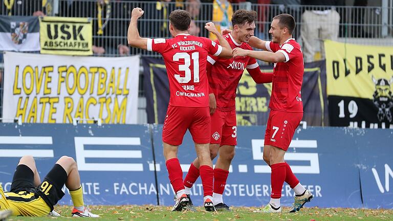 Pascal Moll (Mitte) feiert zusammen mit den beiden ebenso eingewechselten Tim Kraus (links)und Thomas Haas den Sieg der Würzburger Kickers in Bayreuth.