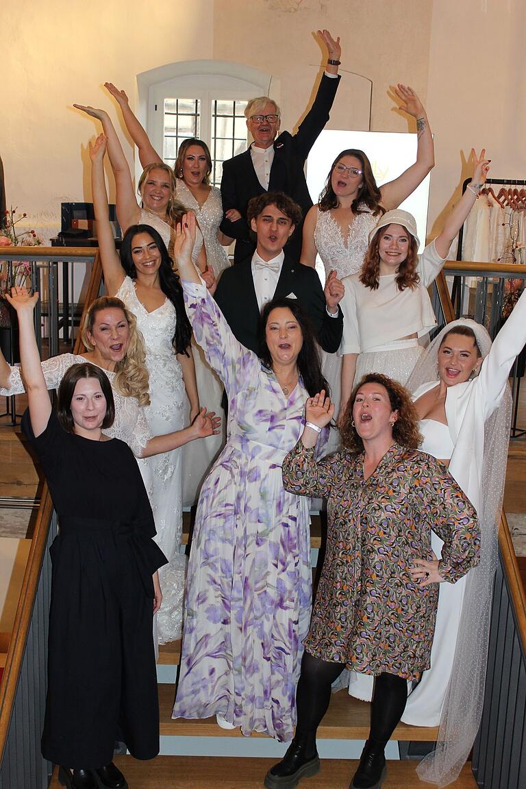Ein Hoch auf die Veranstaltung: Lisa Leiber (vorne links) und Kelly Omelly (vorne rechts) hatten mächtig viel Spaß mit ihren Models. Ein Hoch auf die Veranstaltung: Lisa Leiber (vorne links) und Kelly Omelly (vorne rechts) hatten mächtig viel Spaß mit ihren Models.