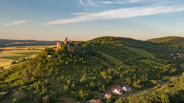 Die Burgruine Trimburg im Abendlicht       -  Ein Ausflugsziel für das Pfingstwochenende: Die Burgruine Trimburg hier im Abendlicht.