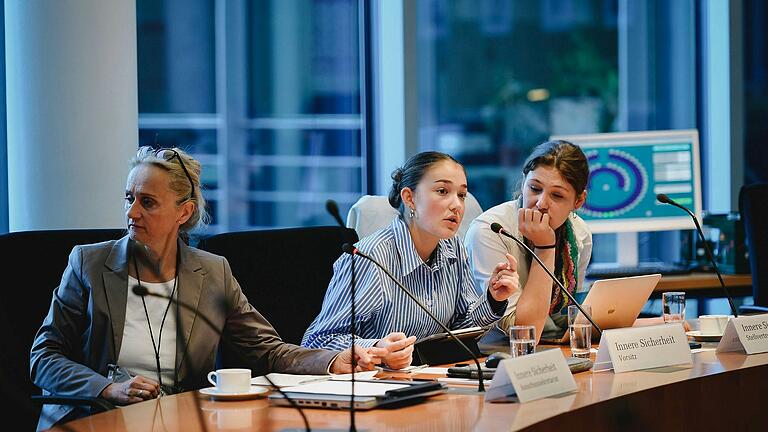 Cara Peschke (Mitte), alias Linda Schmied, in ihrer Rolle als Vorsitzende des Ausschusses für Innere Sicherheit.