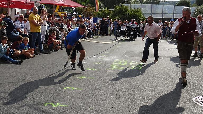 Jonas Bausewein beim Ziehen der Harley mit Beiwagen und Insassen bei der Kirchweih in Randersacker.