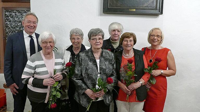 Der Vorsitzende Heribert Zeller mit Margret Vautrin, Gertrud Fries, Gertrud Kübert, Elisabeth Salg, Gisela Wolpert und Barbara Gonska, Mitarbeiterinnen der ersten Stunde (von links)