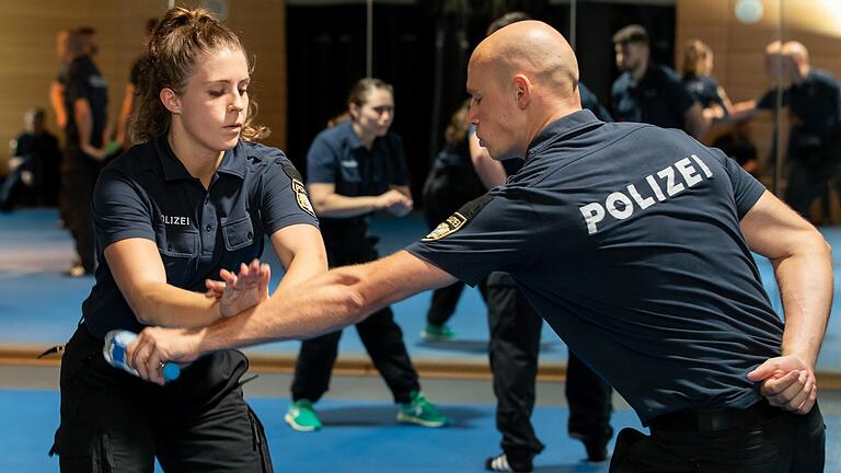 Die Polizeischüler Pauline und Marcel trainieren im Rahmen ihrer Ausbildung am Ausbildungsstandort der Bereitschaftspolizei III. Abteilung Würzburg.