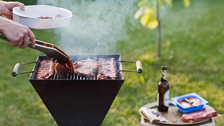 Beim Grillen qualmt es, und das kann ein Problem sein. Durch warmes und trockenes Lagern der Holzkohle lässt sich eine zu starke Rauchentwicklung vermeiden. Beim Grillen qualmt es, und das kann ein Problem sein. Durch warmes und trockenes Lagern der Holzkohle lässt sich eine zu starke Rauchentwicklung vermeiden.
