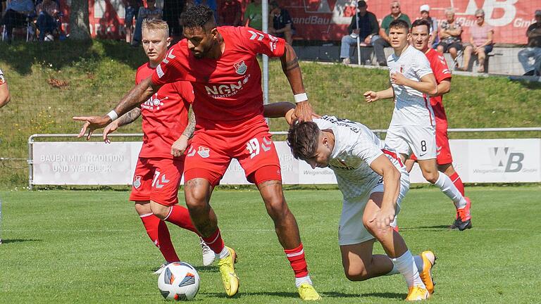 Aubstadts Michael Dellinger (links) war gegen den FC Augsburg II (rechts Mario Subaric) nicht vom Glück verfolgt und blieb trotz einiger guter Chancen ohne Torerfolg.