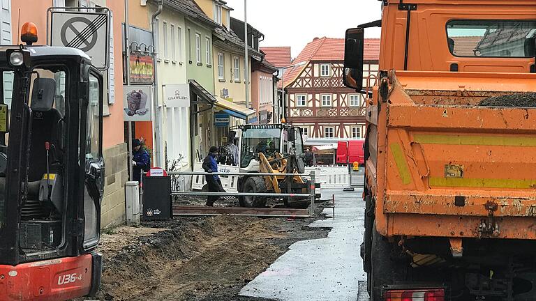 Hier wird gerade eine der Fußgängerbrücken aufgebaut, die während der Bauzeit den Zugang zu Geschäften ermöglichen.