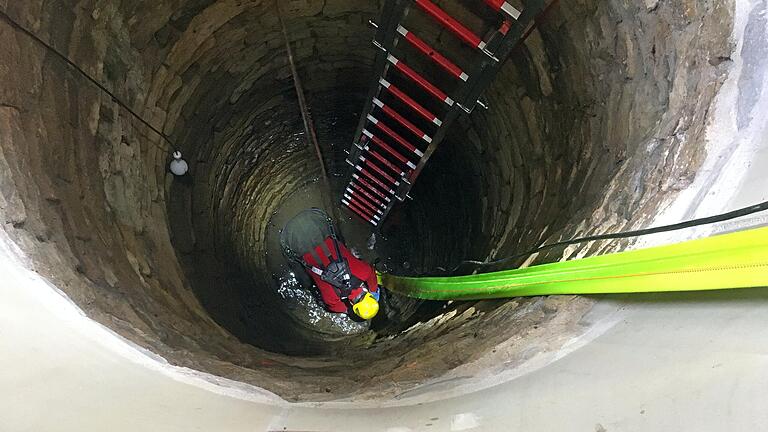 Mit einer Leiter ging es tief in den Brunnenschacht. Der Stangenbrunnen ist sechseinhalb Meter tief und hat einen Wasserstand von drei Metern Tiefe.