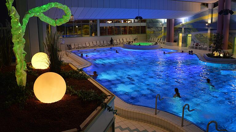 Im Winter ist es angenehm, in wohlige warme Fluten einzutauchen. Das Foto zeigt die Frankentherme Bad Königshofen.