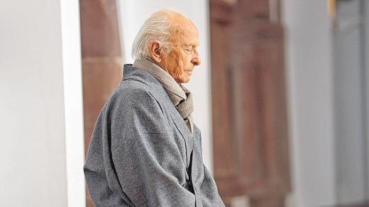 Kontemplation: Der Mönch und Zen-Meister Willigis Jäger lehrt seine Schüler, durch schweigende Versenkung zu Gott und sich selbst zu finden. Kontemplation: Der Mönch und Zen-Meister Willigis Jäger lehrt seine Schüler, durch schweigende Versenkung zu Gott und sich selbst zu finden.