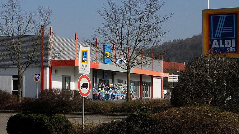 Vor dem Neubau des Ebelsbacher Aldi-Marktes muss das ehemalige &bdquo;Shopping-Center&ldquo; (im Bild) abgerissen werden.