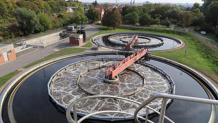 Eine Kläranlage kann ein richtiger Energiefresser sein. Deshalb will die Stadt Haßfurt in einer Studie weitere Einsparpotenziale ermitteln. Die Studie wird vom Bundesumweltministerium mit 50 Prozent der Kosten gefördert. Eine Kläranlage kann ein richtiger Energiefresser sein. Deshalb will die Stadt Haßfurt in einer Studie weitere Einsparpotenziale ermitteln. Die Studie wird vom Bundesumweltministerium mit 50 Prozent der Kosten gefördert. 