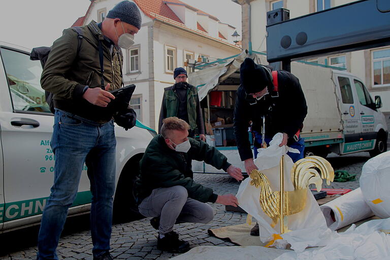 80 Zentimeter hoch ist der goldene Hahn (von links): Bauingenieur Johann Müller, Rainer Reitz, Thomas Bauerschmitt und Alfred Tröppner.