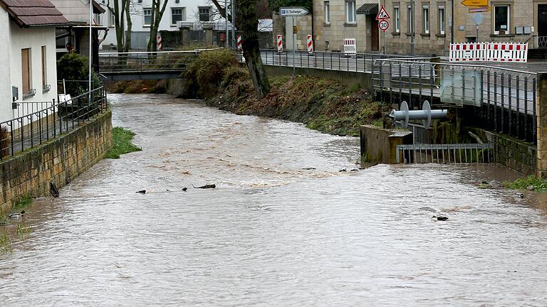 Die Altach in Zeil ist auch schon merklich angestiegen. Kein Vergleich aber mit dem schrecklichen Hochwasser in vergangenen Jahr.